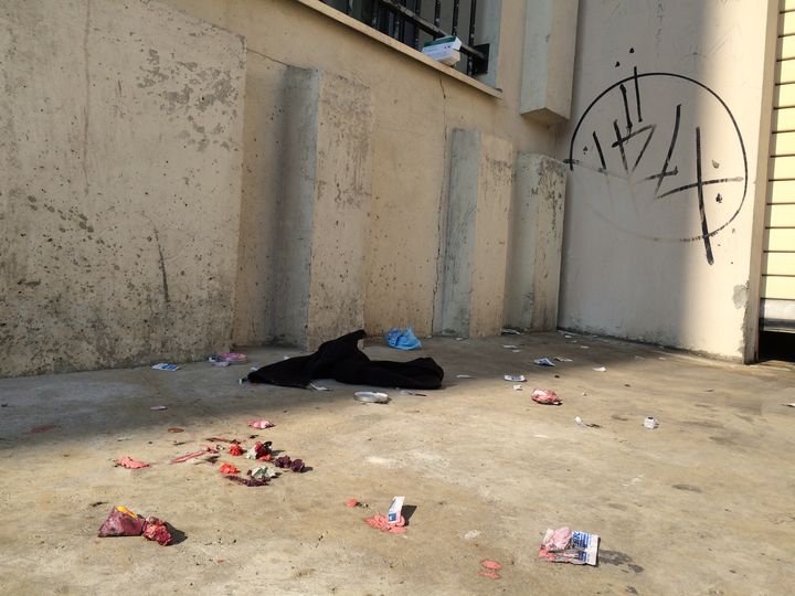 Des cotons imbibés de sang et les restes de kits pour toxicomanes, sur un trottoir de la rue de Maubeuge, dans le 10e arrondissement de Paris, le 11 octobre 2016. (BENOIT ZAGDOUN / FRANCEINFO)