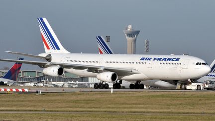 Un Airbus A340 d'Air France sur le tarmac de l'a&eacute;roport Roissy-Charles-de-Gaulle, le 20 novembre 2009. (ERIC PIERMONT / AFP)