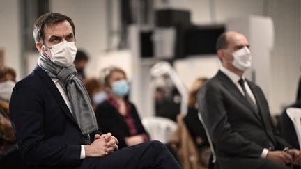 Le ministre de la Santé, Olivier Véran (à gauche), et le Premier ministre, Jean Castex (à droite), assistent à la présentation du plan de vaccination en Occitanie, lors de la visite d'usine à Bazet (Hautes-Pyrénées), le 9 janvier 2021. (LIONEL BONAVENTURE / AFP)