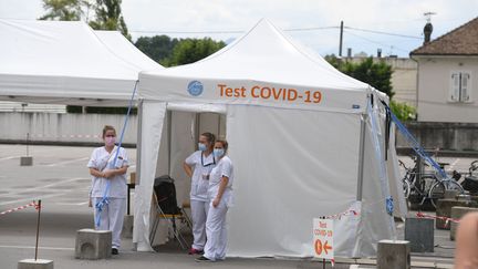 Mise en place d'un drive de depistage Covid pour piétons et voitures sur le parking de l'hôpital Michallon, à Grenoble (Isère), le 16 juin 2020. (ALLILI MOURAD/SIPA)