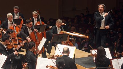 Le chef d'orchestre Riccardo Muti ici à la direction du Chicago Symphony Orchestra&nbsp;en 2015. (HIROYUKI ITO / HULTON ARCHIVE)