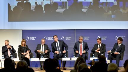 Au centre, cravate bleue : le président serbe Aleksandar Vucic ;&nbsp;à ses côtés, cravate rouge, le président kosovar Hashim Thaçi, le 25 août 2018 à Vienne (Autriche). (HERBERT NEUBAUER / APA / AFP)