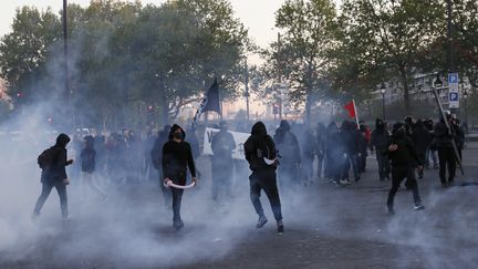 Des manifestants protestent aprè&nbsp;les résultats du premier tour, le 23 avril 2017, à Paris.&nbsp; (THOMAS SAMSON / AFP)