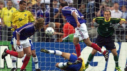 Zinedine Zidane inscrit le deuxi&egrave;me but de la France contre le Br&eacute;sil en finale de la Coupe du monde, le 12 juillet 1998 au stade de France (Seine-Saint-Denis). (KC/ KM / REUTERS)