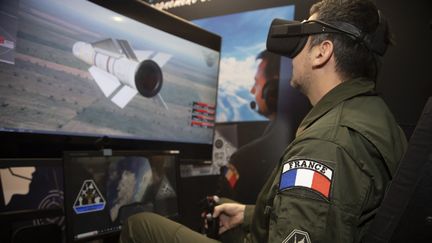 Un simulateur de vol de l'Armée de l'Air française avec l'assistanced'une intelligence artificielle, au Festival Mondial de l'Intelligence Artificielle de Cannes (WAICF), le 9 février 2023. (ERIC DERVAUX / HANS LUCAS)