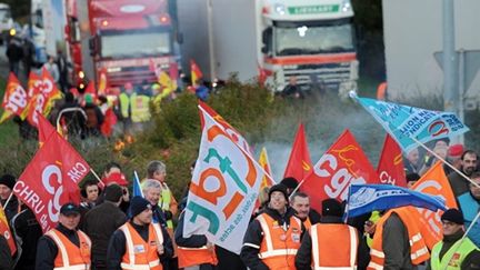 150 manifestants ont bloqué pendant 2h le Centre régional de transport de Lesquin (AFP. P.Huguen)