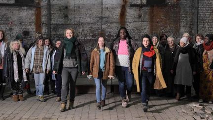 Audrey Lamy, Corinne Masiero, Déborah Lukumuena, Noémie Lvovsky et « Les Invisibles », une quinzaine d’actrices non-professionnelles qui ont connu la rue.
 (JC Lother )