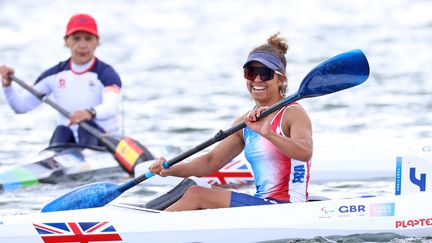 Le sourire jusqu'aux oreilles, Nélia Barbosa a décroché l'argent en paracanoë sur le 200 m KL3 à Vaires-sur-Marne. C'est la 75e et dernière médaille pour la délégation française, qui termine dans le top 8 au classement des médailles de ces Jeux paralympiques de Paris. (PICOUT GREGORY / AFP)