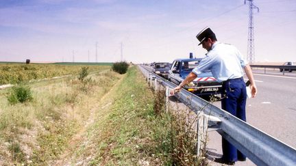 C'est dans ce fossé, derrière la glissière de sécurité de l'A10, au niveau de la commune de Suèvres, que le corps de la petite fille a été découvert, le 11 août 1987. (MAXPPP)