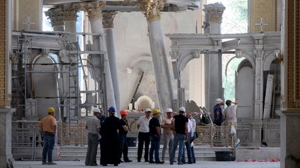 Des personnes constatent les dégâts dans la cathédrale d'Odessa (Ukraine), bombardée dans la nuit du 22 au 23 juillet 2023. (OLEKSANDR GIMANOV / AFP)