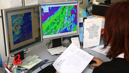 &nbsp; (Centre prévionnel de Météo France du Haut-Rhin à Colmar, la prévisionniste travaille sur les cartes  © Maxppp)