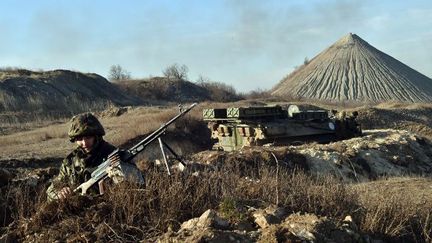 Militaire ukrainien en faction près d'un terril de mine de charbon à Kurakhove dans la région de Donestsk (est de l'Ukraine), le 11 mars 2015. (AFP - SERGEI SUPINSKY )