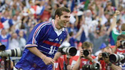 Zinedine Zidane lors de la finale de la Coupe du monde France-Brésil le 12 juillet 1998 au Stade de France. (GABRIEL BOUYS / AFP)