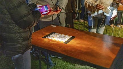 A leur arrivée, les participants aux festivités à Christchurch (Nouvelle-Zélande) étaient priés de scanner un QR code destiné au traçage des cas contacts. (ERNEST KUNG/AP/SIPA)