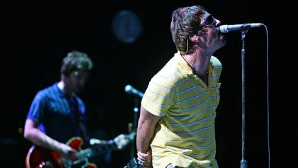 Noel (au fond) et Liam Gallagher lors d'un concert d'Oasis en 2005. (JOSE JORDAN / AFP)