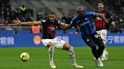 Le défenseur de l'AC Milan Malick Thiaw (à gauche) et l'attaquant de l'Inter Milan Romelu Lukaku se disputent le ballon lors du derby milanais de la Serie A, le 5 février 2023 au stade San Siro. (MIGUEL MEDINA / AFP)