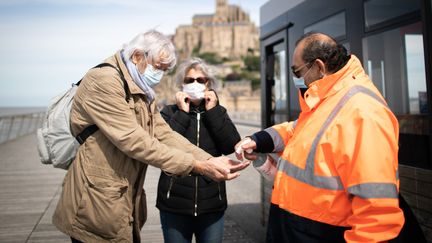 Le port du masque avait déjà été rendu obligatoire pour les ponts du mois de mai. Le Mont-Saint-Michel, Normandie, le 12 mai 2020. (LOU BENOIST / AFP)