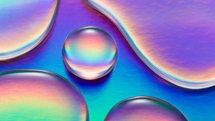 Des gouttes d'eau colorées en macrophotographie. (MIRAGEC / MOMENT RF/ GETTY IMAGES)