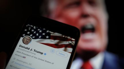 Alors que les tweets de Donald Trump font souvent l'objet de polémiques, le réseau social a précisé sa position. Il estime que "bloquer un dirigeant (...) reviendrait à dissimuler des informations importantes". (JAAP ARRIENS / NURPHOTO / AFP)