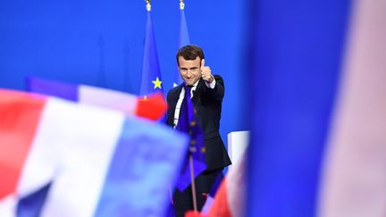 Emmanuel Macron s'exprime devant ses&nbsp;militants, le 23 avril 2017 à Paris, après sa victoire au premier tour de l'élection présidentielle. (MUSTAFA YALCIN / ANADOLU AGENCY / AFP)