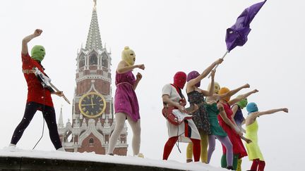 Des membres du groupe f&eacute;ministre Pussy Riot manifestent sur la place Rouge &agrave; Moscou, le 20 janvier 2012.&nbsp; (DENIS SINYAKOV / REUTERS )