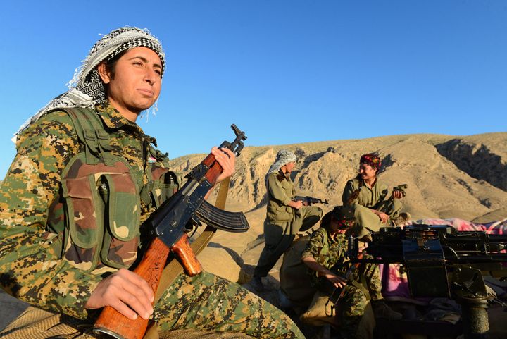 À deux kilomètres des lignes de Daech, cinq combattantes de l’Unité populaire de défense des femmes, dont deux Yézidies, tiennent une position stratégique près du village de Bare, bloquant ainsi l’accès aux forces de Daech qui tentent de se rendre en Syrie, à six kilomètres de là.
Mont Sinjar, Irak, 13 mai 2015
 (Alfred Yaghobzadeh pour Paris Match)