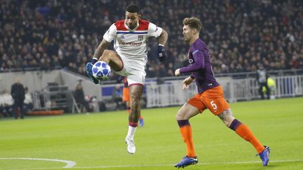 Depay Memphis de l'OL et John Stones de Manchester City, pendant le match de poules de la Ligue des champions, le 27 novembre 2018 à Lyon. (ROMAIN BIARD / AFP)