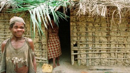 Un pygmée pose devant sa maison dans un village de la province de la Nyanga (sud du Gabon). (Therese Di Campo)