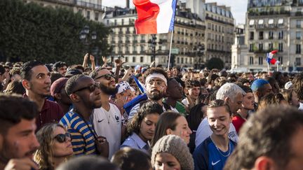 Des spectateurs assistent à la rencontre entre la France et la Belgique sur un écran géant installé sur le parvis de l'hôtel de Ville à Paris, le 10 juillet. (YANN CASTANIER / HANS LUCAS / AFP)