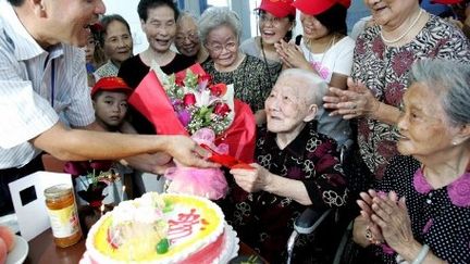 Une chinoise fête ses 111ans dans une maison de retraite de Fuzhou (sud), le 25 août 2008. (AFP/CHINA XTRA)