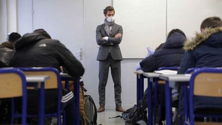 Le professeur de sciences économiques et sociales Jérémie Fontanieu observe ses élèves de terminale du lycée Delacroix de Drancy (Seine-Saint-Denis) durant un bac blanc, fin 2021. (FRANCE TELEVISIONS)