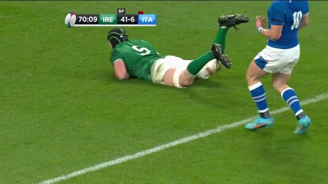 Les Italiens, dans leurs 22 mètres, veulent dégager au pied mais Baird contre ce ballon et vient aplatir pour le 7ème essai irlandais. Le cauchemar de la Squadra Azzurra continue, Sexton transforme, 43-6 pour le XV du Trèfle !