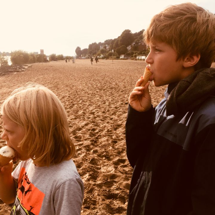 Sur la plage dans le quartier d'Altona, à Hambourg. (INGRID POHU / RADIO FRANCE)