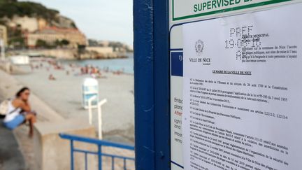 Une photo prise le 19 août 2016 de l'arrêté interdisant aux femmes de porter le burkini,&nbsp;sur&nbsp;une&nbsp;plage de Nice (Alpes-Maritimes). (JEAN CHRISTOPHE MAGNENET / AFP)