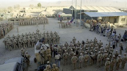 Des soldats américains sur la base américaine de Bagram, le 11 septembre 2002.&nbsp; (DESHAKALYAN CHOWDHURY / AFP)