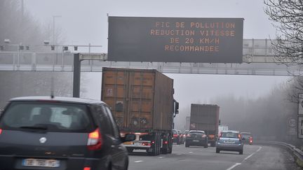 Alerte aux particules fines dans le nord de la France, &agrave; Lille, le 18 mars 2015. (  MAXPPP)