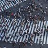 Un carrefour&nbsp;très fréquenté du quartier de Shibuya à Tokyo (Japon), le 17 août 2018. (KAZUHIRO NOGI / AFP)