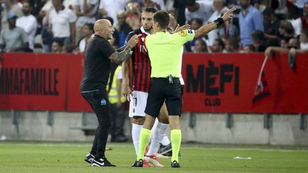 L'entraîneur de Marseille Jorge Sampaoli s'adresse à l'arbitre Benoît Bastien devant le Niçois Amine Gouiri, dimanche 22 août. (JEAN CATUFFE / JEAN CATUFFE)