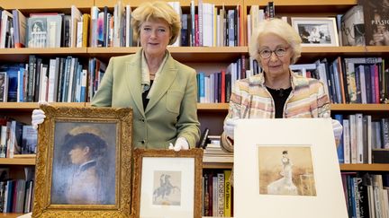 Trois tableaux volés par les nazis restitués par le gouvernement allemand, présentés par&nbsp;Monika Grütters, secrétaire d'Etat à la Culture allemande et&nbsp;Francine Kahn,&nbsp;la petite nièce du collectionneur&nbsp;Armand Dorville, spolié par les nazis.&nbsp; (CHRISTOPH SOEDER / DPA)