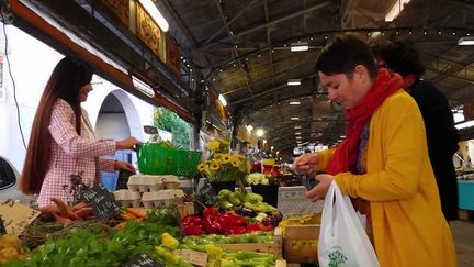 Les autorités sanitaires constatent que les Français font moins attention aux gestes barrières. Le masque est par exemple de moins en moins porté, comme à Antibes (Alpes-Maritimes). (CAPTURE D'ÉCRAN FRANCE 2)