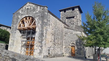 L'église du quartier de Mélas au Teil date du XIIème siècle. Elle a beaucoup souffert du tremblement de terre du 11 novembre 2019 et le maire "ne sait pas du tout", ce qu'elle va devenir. (PIERRE-JEAN PLUVY / RADIOFRANCE)