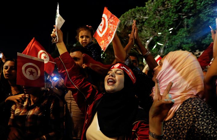 La foule laisse éclater sa joie à Tunis le 13 octobre 2019, après l'annonce de l'élection de Kaïs Saïed au 2e tour de la présidentielle. (REUTERS - ZOUBEIR SOUISSI / X02856)