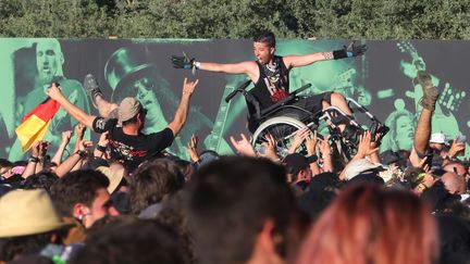 Une jeune femme au festval Hellfwest de Clisson (Loire-Atlantique), le 16 juin 2017. (LUDOVIC MARIN / AFP)