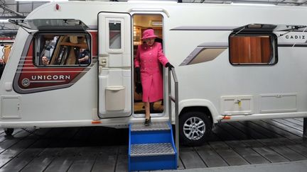 La reine Elizabeth II &agrave; bord d'un camping-car &agrave; Bristol (Royaume-Uni), le 22 novembre 2012. (CARL COURT / AFP)