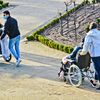 Un homme et une femme poussent deux personnes en fauteuil roulant dans un jardin du Mans (Sarthe), le 29 janvier 2021. (GILE MICHEL / SIPA)