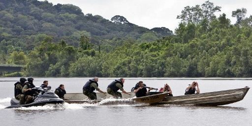 Militaires du RIMA et gendarmes participent à une démonstration d'interception de pirogue, le 16 avril 2009 en Guyanne, lors d'une séance d'entraînement pour lutter contre l'orpaillage clandestin. (AFP PHOTO JODY AMIET)