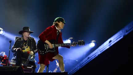 Le chanteur Axl Rose et Angus Young du groupe AC/DC en concert à Lisbonne, le 7 mai 2016
 (PATRICIA DE MELO MOREIRA / AFP)