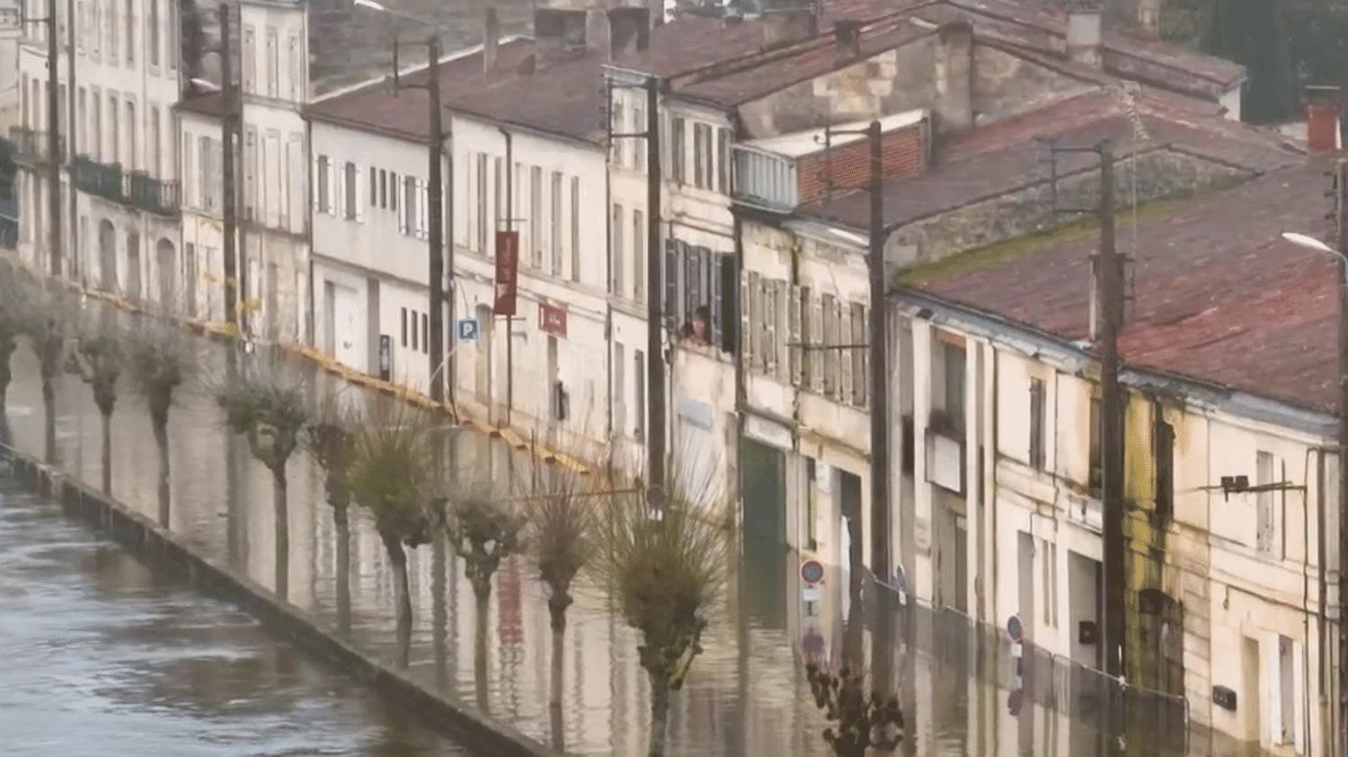 Inondations La Crue De La Charente Pousse Des Habitants De Saintes à Lévacuation 1304