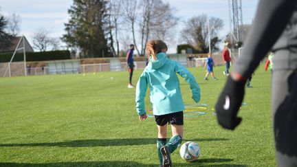 Cet assouplissement&nbsp;vise à faciliter la continuité de l'activité physique encadrée par les associations sportives, notamment durant les vacances scolaires (illustration). (VICTOR VASSEUR / RADIOFRANCE)