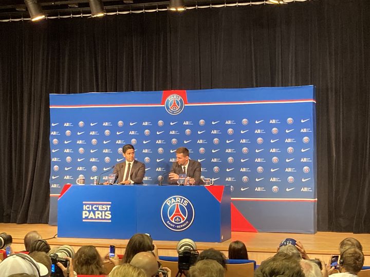 Nasser Al-Khelaifi et Lionel Messi lors de la conférence de presse de présentation du joueur au Parc des Princes, le 11 août 2021. (Adrien Hémard)